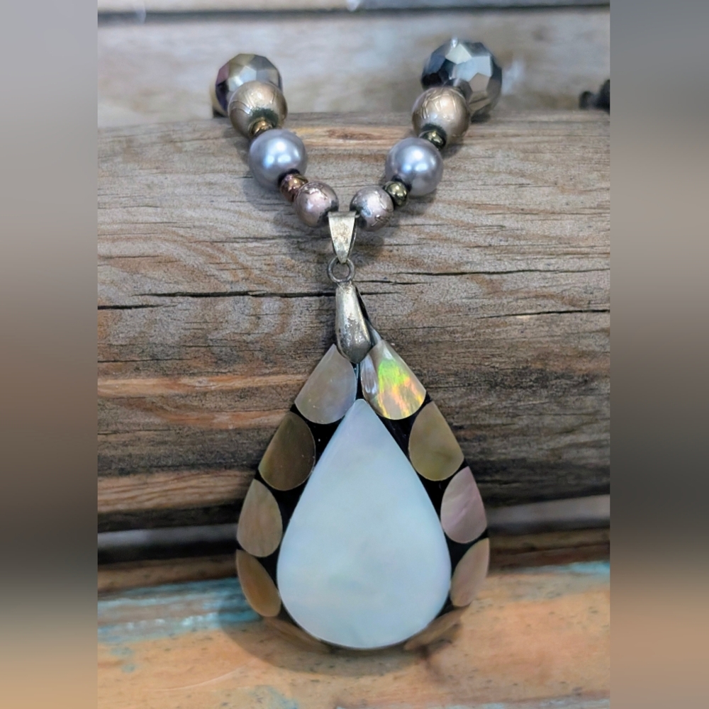 Elegant Pearl and Shell Pendant Necklace